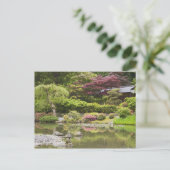 Carte Postale Fleurs en fleurs au Jardin Japonais, (Debout devant)