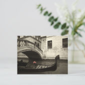 Carte Postale fleurs roses et gondole (Debout devant)