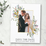 Carte Postale Fleurs sauvages aquarelle délicate Enregistrer la<br><div class="desc">Carte postale moderne d'annonce de mariage et de fiançailles à fleurs sauvages aquarelle comprenant des fleurs sauvages jaunes,  roses,  violettes,  bleu poussiéreux et blanches,  des feuilles d'eucalyptus,  des feuilles de sauge verte et d'autres verdures botaniques sur un cadre doré. Photo de couple.</div>