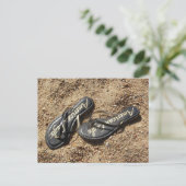 Carte Postale Flip Flops dans le sable (Debout devant)