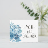 Carte Postale Florale Bleue 'Vous Êtes Belle' (Debout devant)