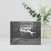 Carte Postale Flottant sous l'eau, 1947 (Debout devant)