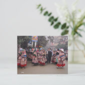 Carte Postale Flower Hmong aller au marché (Debout devant)