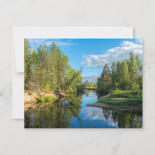 Carte Postale Flux pittoresque à travers la campagne arborée