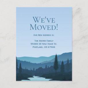 Carte Postale Flux rustique de forêt de montagne avec pins