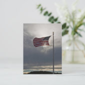 Carte Postale Flying the Flag (Debout devant)