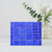 Carte Postale Fond des carreaux bleus (Debout devant)