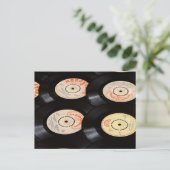 Carte Postale Fonds de disques vinyles (Debout devant)