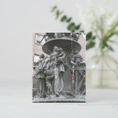 Carte Postale Fontaine des Vertus à Nuremberg (Debout devant)