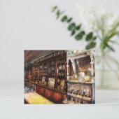 Carte Postale Fontaine locale de soda (Debout devant)