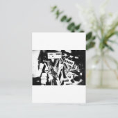 Carte Postale Fouilleurs de caisses (Debout devant)