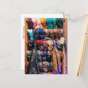Carte Postale Foulards de soie colorés, mode vibrante du marché