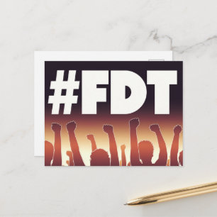 Carte Postale Foule FDT avec les bras en l'air