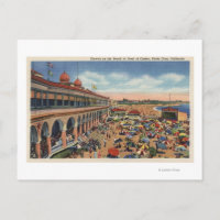 Foule sur la plage devant le Casino