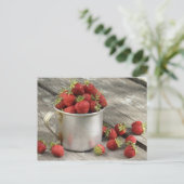 Carte Postale fraises de jardin dans la tasse (Debout devant)