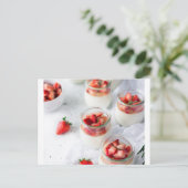 Carte Postale fraises et crème (Debout devant)
