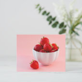 Carte Postale Fraises Rouges Dans Un Bol Blanc Sur Rose Bruyant (Debout devant)