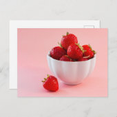 Carte Postale Fraises Rouges Dans Un Bol Blanc Sur Rose Bruyant (Devant / Derrière)