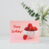 Carte Postale Fraises Rouges Dans Un Bol Sur Joyeux Anniversaire (Debout devant)