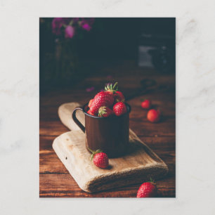 Carte Postale Fraises rouges fraîches en tasse métallique sur la
