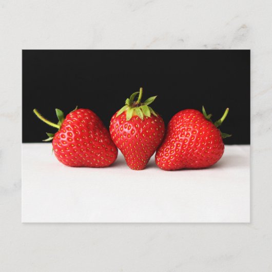 Carte Postale Fraises Sur Noir Sur Pca Blanc (Devant)