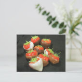 Carte Postale Fraises trempées au chocolat (Debout devant)
