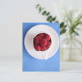 Carte Postale framboises blanches et bleues (Debout devant)