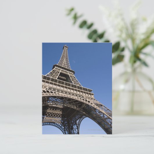 Carte Postale France, Paris, Tour Eiffel, vue basse (Debout devant)