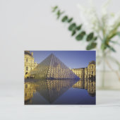 Carte Postale FRANCE, Réflexion de Paris, Pyramide. Le Louvre (Debout devant)