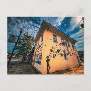 Carte Postale Fresque colorée sur un bâtiment jaune du centre-vi