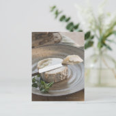 Carte Postale Fromage de brie dans l'assiette (Debout devant)