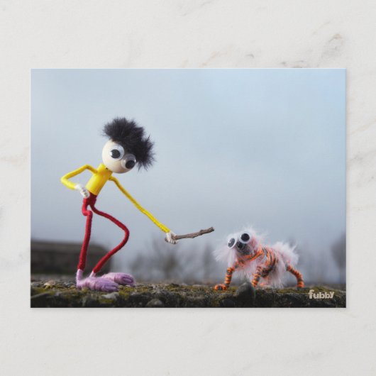 Carte Postale Fubby joue dehors avec l'animal. (Devant)