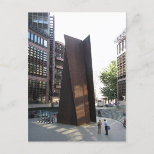 Carte Postale Fulcrum (1987) de Richard Serra, est un spécif du 
