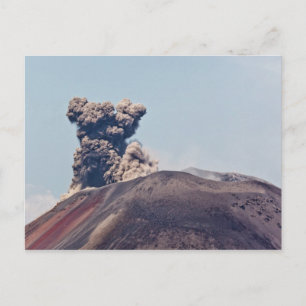 Carte Postale Fumée s'échappant du volcan actif Anak Krakatau