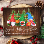 Carte Postale Fun Calligraphy Wood Holly Jolly Gnomes de Noël<br><div class="desc">Script de calligraphie moderne Avoir une carte postale Gnomes d'aquarelle de Noël Holly Jolly avec pins. Nom de famille et année - Rustic Country Bois et lumières à cordes colorées.</div>