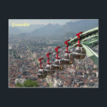 Carte Postale Funiculaire Sur Grenoble, France.<br><div class="desc">Cette superbe photo montre les téléphériques du Grenoble Téléphérique arrivant à la Bastille,  au-dessus de la ville française avec des montagnes en arrière - plan.</div>