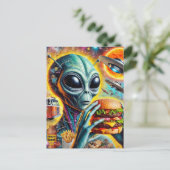 Carte Postale Funky Alien Mange Cheeseburger et Fries Collage (Debout devant)