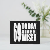 Carte Postale Funny 69th Birthdays : 69 Today et None the Wiser (Debout devant)