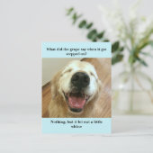 Carte Postale Funny Golden Retriever Grape Joke Mème (Debout devant)
