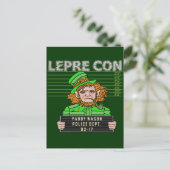 Carte Postale Funny Leprechaun Leprecon Mugshot (Debout devant)