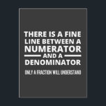 Carte Postale Funny Math FINE LIGNE NUMÉRATEUR DENOMINATEUR<br><div class="desc">Cadeau pour un professeur de mathématiques,  un professeur de mathématiques,  un mathématicien,  toute personne qui aime les maths. Un cadeau pour une majeure en mathématiques. Il y a une fine ligne entre un numérateur et un dénominateur - Seule une fraction comprendra !</div>