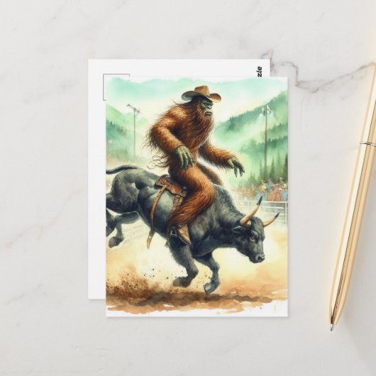 Carte Postale Funny Sasquatch Rides Bull dans Rodeo Watercolor (Devant/Arrière en situation)
