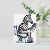 Carte Postale Funny Zebra sur Toilet Lecture journal (Debout devant)