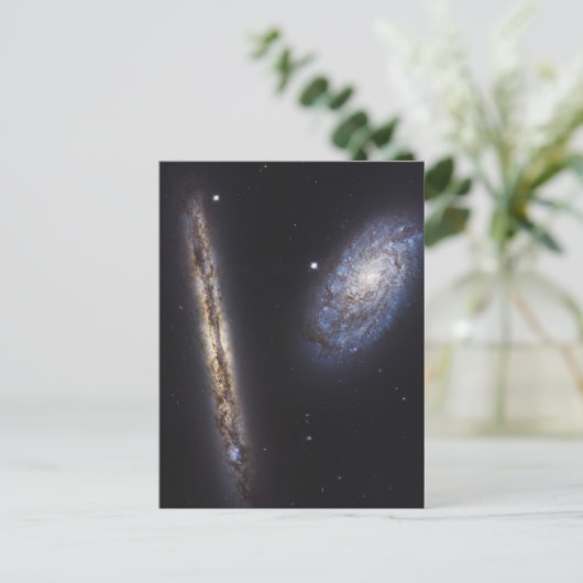 Carte Postale Galaxie vue par la tranche NGC 4302 et galaxie inc (Debout devant)