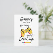 Carte Postale "Gamers Level Up Birthday Card Design" (Debout devant)