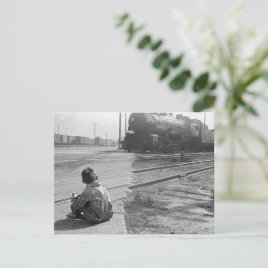 Carte Postale Garçon à observer les trains, 1939 (Debout devant)