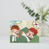 Carte Postale Garçon de karaté jugeant en bois avec des autres (Debout devant)