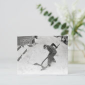 Carte Postale Garçon déblayant la neige, 1940 (Debout devant)
