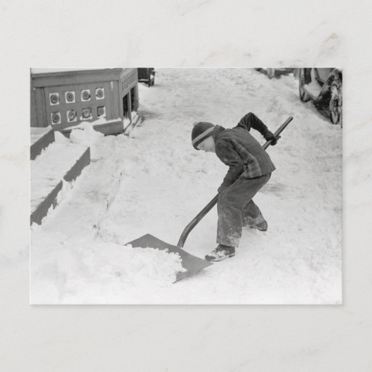 Carte Postale Garçon déblayant la neige, 1940 (Devant)
