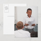 Carte Postale Garçon debout devant la classe lecture en 2 (Devant / Derrière)